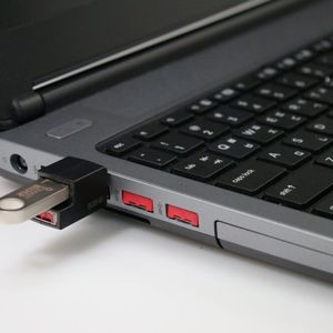 Der Secure Connector wird verwendet, um das Secure Drive zu lesen und den Zugriff auf den USB-Anschluss zu sperren.(Bild:  Smart Light Solutions)