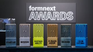 Die sechs Trophäen der Formnext Awards 2025 wurden von Sutosuto gestaltet und von FKM Additive Manufacturing produziert. (Bild: Mesago Messe Frankfurt/Marc Jacquemin)