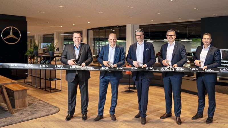 Offiziell eröffnet wurde der neue Gebrauchtwagenstandort von Lueg von Stefan Jansen (Vorstandsmitglied), Hendric Müller (Geschäftsführer Lueg Solutions GmbH und Prozessverantwortlicher), Tim Roderwieser (Spartenleiter Vertrieb Pkw-Gebrauchtwagen), Benjamin Kaiser (Vorstandsmitglied) sowie Vorstandssprecher Martijn Storm. (Bild: Michel/»kfz-betrieb«)