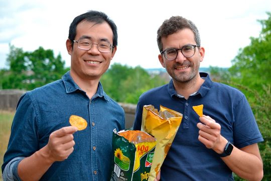 Erst genießen, dann cool bleiben! Von links: Dr. Qimeng Song und Prof. Dr. Markus Retsch von der Universität Bayreuth haben eine Upcycling-Idee für Kartoffelchipstüten, mit der man relativ einfach zu effizienten Kühlfolien kommt, die quasi überall genutzt werden können ...(Bild:  D. Benke)