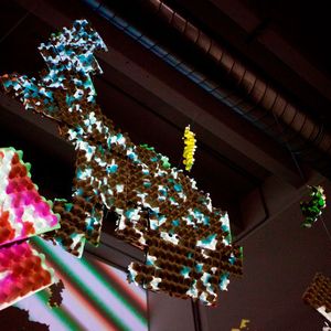 In der Rotationshalle entstanden über das Wochenende einige spannende Projekte: So auch eine Osterhasen-Animation, die wechselnd in verschiedenen Farben erleuchtete.(Bild:  Industry of Things/Sebastian Schug)