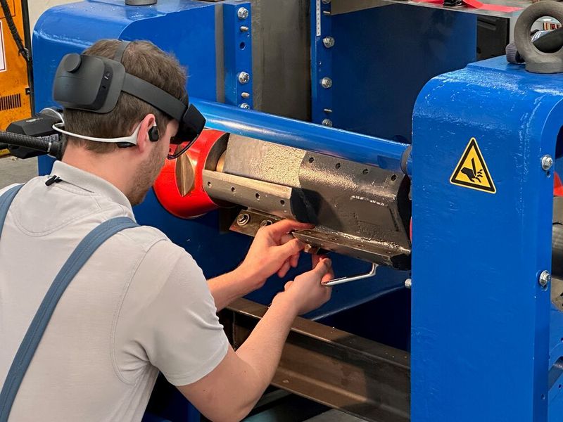 Der Kollege an der Maschine trägt eine MR-Brille. (Bild: Fraunhofer FIT)