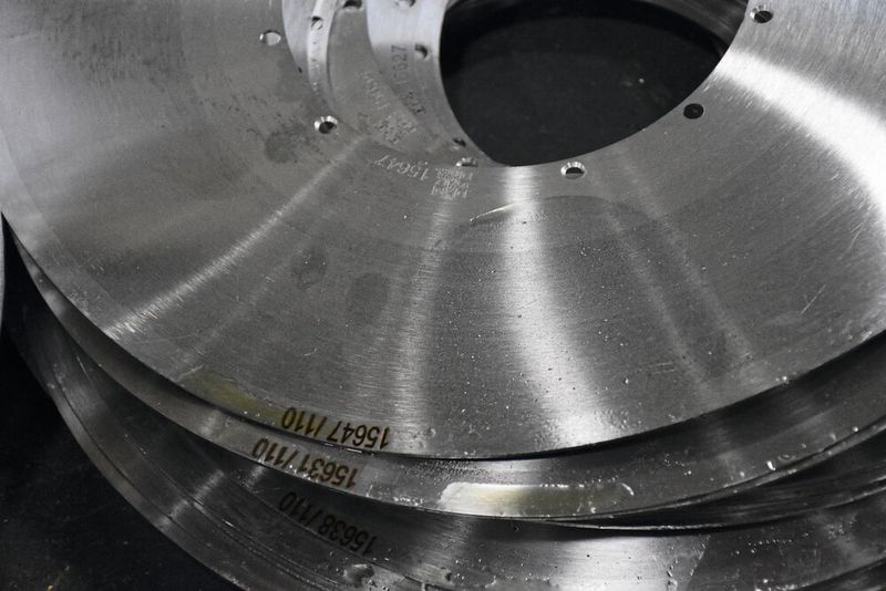 3S fertigt in Roitham Filtriersiebe aus Chromstahl für Laserfilter zum Entfernen unerwünschter Störstoffe aus der Schmelze in Kunststoff verarbeitenden Maschinen.(Bild:  Peter Kemptner)