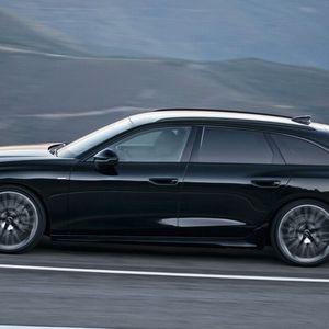 Zu den neuen Farben der sechsten A6-Generation gehört ein schickes Midnight Green Metallic, dass man in manchen Lichtsituationen für ein Schwarz halten könnte.(Bild:  Audi AG)