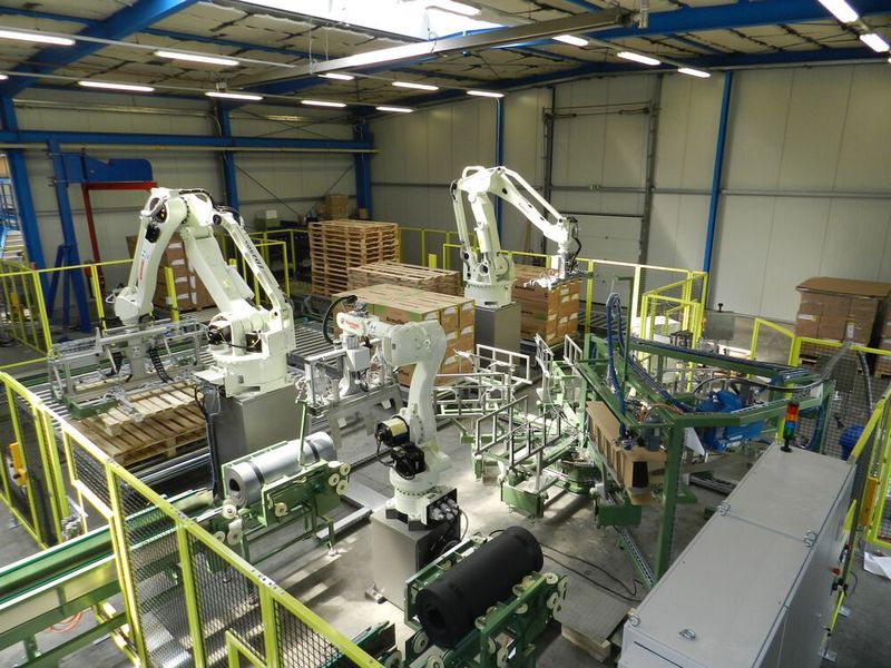 Aufgeschlüsselt nach Branchen arbeiten derzeit rund 70 % der Industrie-Roboter in den Segmenten Automobil, Elektro/Elektronik und Metall. 2015 legte die Zahl der operativen Einheiten in der Elektronikindustrie mit einem Plus von 18 % am stärksten zu. Die Metallindustrie verzeichnete ein Plus von 16 % und der Automobilsektor wuchs um 10 %.  (Bild: IFR)