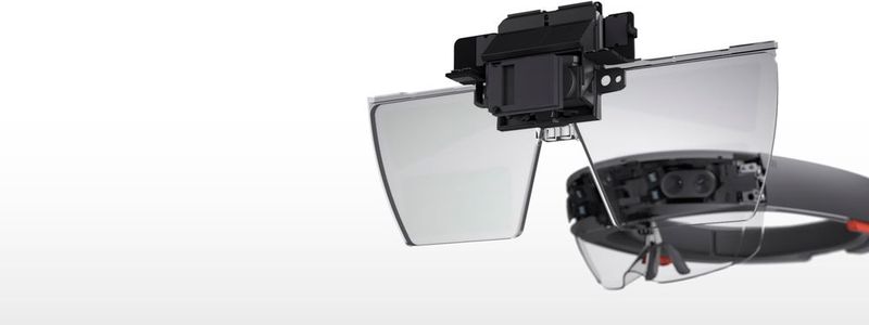 Das trasparente Display in der Hololens deckt nur einen Teil des Sichtfelds ab. (Bild: Microsoft)