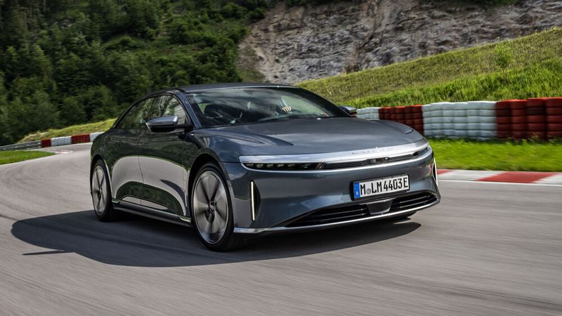 Bei den Testfahrten auf kurvigen Bergstraßen und einer Teststrecke stellte der Air Pure RWD seine hohe Fahrstabilität unter Beweis. Der Federungskomfort ist auch ohne Luftfederung sehr hoch.  (Bild: stefanboesl.de)