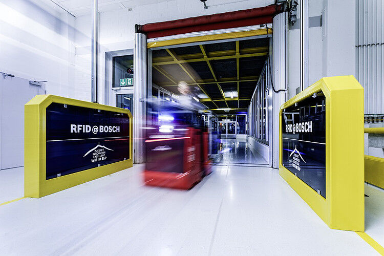 Intelligenter Materialfluss mit Hilfe von RFID-Technologie bei Robert Bosch in Blaichach. (Foto: Bosch)
