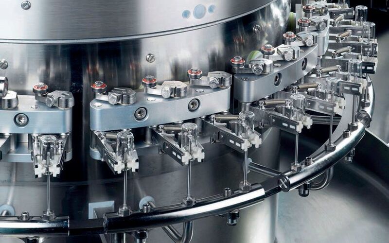 Before filling, the vials are washed in the RRN 2053 washing machine. (Bosch Packaging Technology)