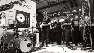 Soirée récréative : Guitare, basse et batterie sur le stand, apéritif dans les allées… le SIAMS c’est aussi cette partie sympathique qui permet aux exposants du tissu industriel de la microtechnique de se retrouver et de partager des moments un peu « hors du temps » entre professionnels. (Pascal Crelier)