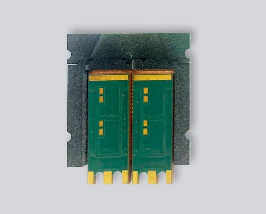 Eingebettete Halbbrücken-Prepackages für dauerlastfähige Wechselrichter. Entwickelt vom Fraunhofer IZM.(Bild:  Fraunhofer IZM)