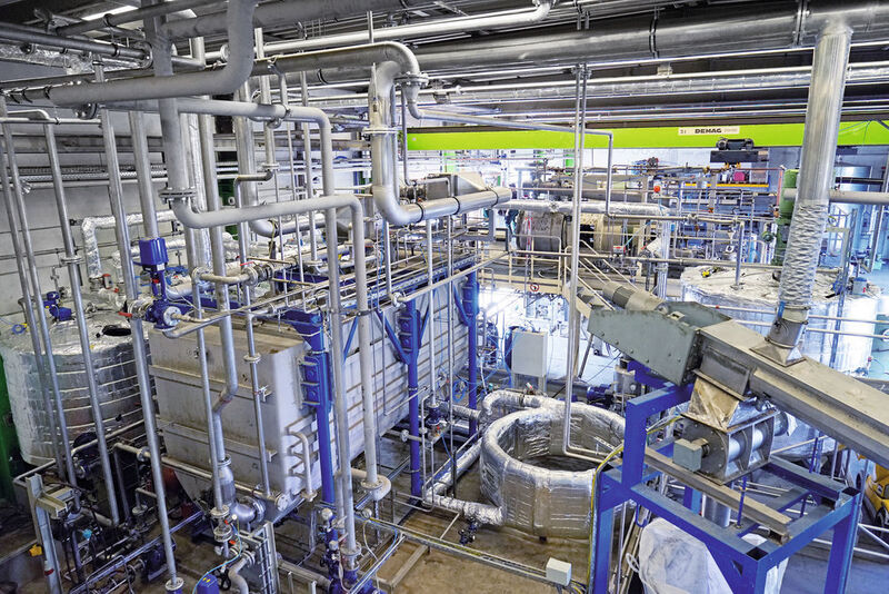 Die Trenntechnik Ulm GmbH hat in Memmingen eine maßgeschneiderte Anlage zur chemischen Trennung von PA/PE-Verbundfolien aufgebaut. Mit diesem Verfahren und einem geeigneten Lösungsmittel könnten zukünftig auch andere Rohstoffe zurückgewonnen werden. (Trenntechnik Ulm)