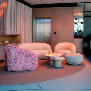 Warme, elegante Farbtöne und organische Formen sollen für eine private Atmosphäre sorgen.(Bild:  BMW)