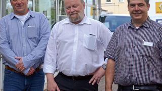 V. li.: Attribut-Projektleiter Jörn Zingelmann und Attribut-Geschäftsführer Rolf Bastian haben während der Pilotierung eng mit Marco Mohr, Geschäftsführer des Elmshorner Autohauses Autoservice Mohr zusammengearbeitet. (Bild: Mauritz)