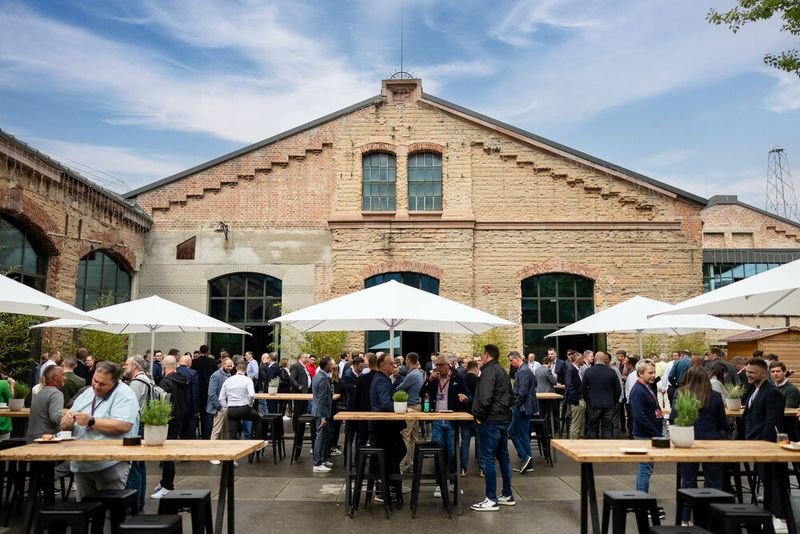 Der Platz vor den historischen Wagenhallen bot in den Pausen Raum für Networking und Branchen-Talk. (Bild: Michael Schwettmann)