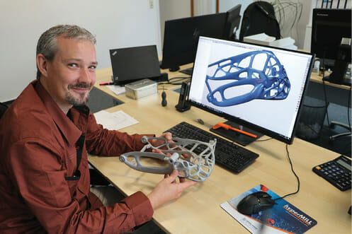(Fertigungsleiter Michael Meyer bearbeitet und ergänzt schon vor dem 3D-Druck die Bauteildaten in HyperCAD-S. Bild: Parare/Open Mind)
