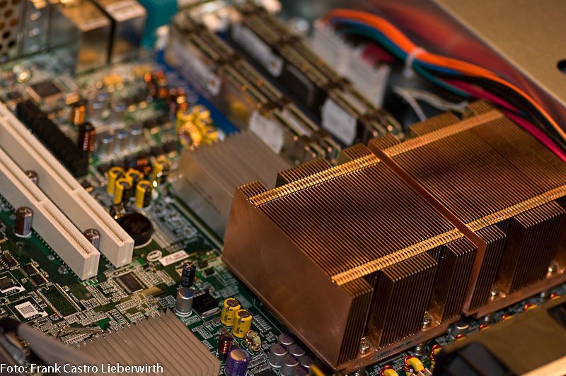 Abbildung 6: Innenleben eines 19“-Rackservers. Zu erkennen sind 2 passive Kühlkörper, die jeweils eine CPU kühlen. Serverboards zeichnen sich durch eine hohe Zuverlässigkeit aus, sie können mit mehreren Prozessoren bestückt werden und haben meistens mehr Speicherbänke als herkömmliche PCs. (Archiv: Vogel Business Media)