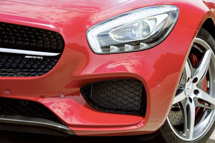 Der Mercedes-AMG GT rollt serienmäßig auf Leichtmetallrädern im 10-Speichen-Design der Größe 9 x 19 Zoll vorn (255/35 R 19) und 11 x 19 Zoll hinten (295/35 R 19).  (Foto: Daimler)