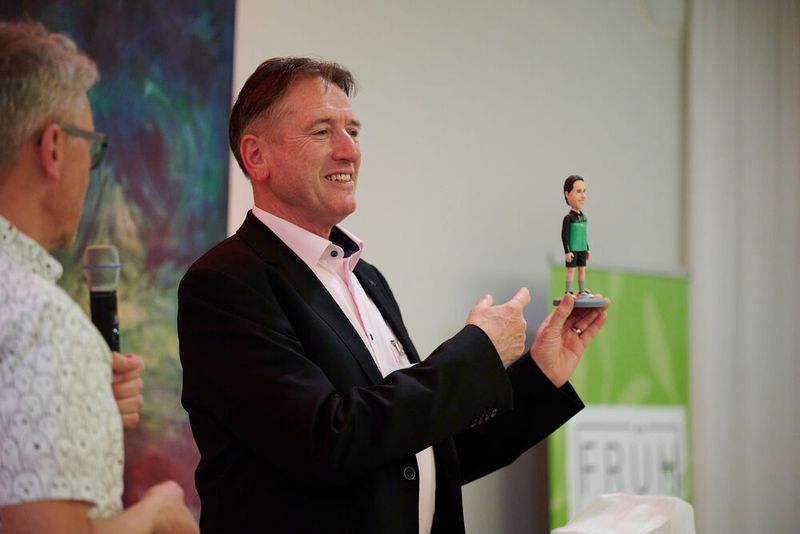 Impressionen vom ELEKTRONIKPRAXIS Frühlingsfest 2023 im Ketterer Kunst mit der Verabschiedung von Johann Wiesböck.  (Bild: © EYE AM CHRIS)