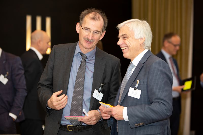 Zwei Infrastrukturspezialisten beim Erfahrungsaustausch: Dr. Johann Bizer (l.), Vorstandsvorsitzender von Dataport, und Ralf Armbruster, Bereichsleiter Digitale Bildungsplattform im Ministerium für Kultus, Jugend und Sport in Baden-Württemberg (Gaby Ahnert – Eventfotograf)