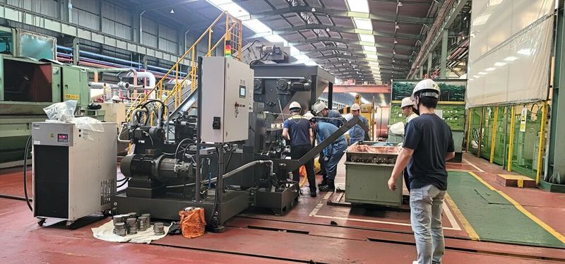 Bei Posco Mobility entsteht an der Coil-Schleiflinie jede Menge Schleifschlamm mit einem Ölanteil von über 65 Prozent. Eine modifizierte RUF 15/3000/100S presst das gefilterte Material zu Briketts mit einem Restölgehalt von unter fünf Prozent. (Bild: RUF Maschinenbau GmbH & Co. KG)