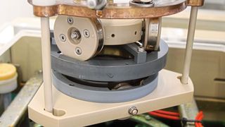 Neben der neuartigen Beschichtung haben die Forscher auch eine Vorrichtung entwickelt, mit der die galvanische Metallschicht auf das Wälzlager abgeschieden wird. (Fraunhofer IPA)