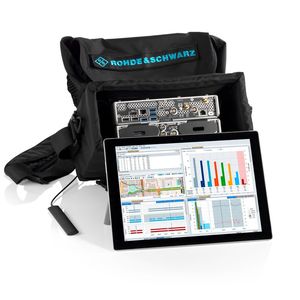 Für effiziente Feldmessungen im Fahrzeug oder zu Fuß lassen sich die erforderlichen Messgeräte zusammen mit einer geeigneten Antenne in einem Rucksack oder einer Schultertasche unterbringen.(Bild:  Rohde & Schwarz)