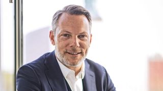 Vertriebsexperte Thomas Ulms: „Wenn Sie eine gewisse Größenordnung an Fahrzeugen verkaufen wollen, brauchen Sie Retail vor Ort.“  (Bild: Dominik Pfau)