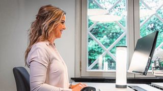 Eine dem Tagesverlauf angepasste direkte und indirekte Beleuchtung am Bildschirmarbeitsplatz bietet die biodynamische Leuchte Energy-By-Light: Sie passt Helligkeit und Farbtemperatur automatisch an.   (Bakker Elkhuizen)