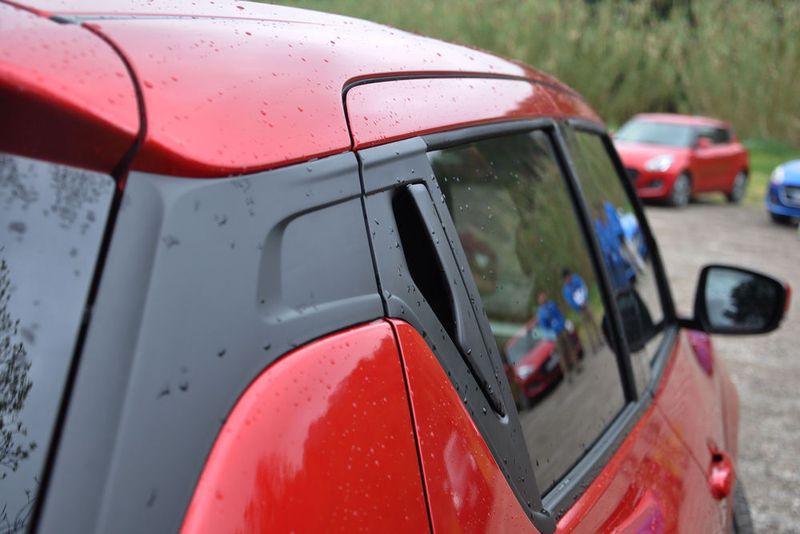 Die Griffe der hinteren Türen hat Suzuki in die C-Säule integriert. (Seyerlein / »kfz-betrieb«)