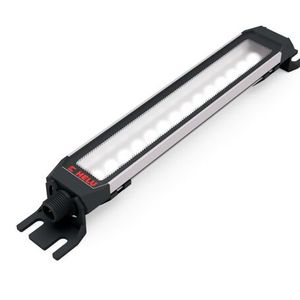 Die HeluLight Solid30 ist eine Industrieleuchte, die mit Schutzklasse IP67 und Sicherheitsglas für die rauen Einsatzbedingungen in Werkzeugmaschinen geeignet ist.(Bild:  Helu)