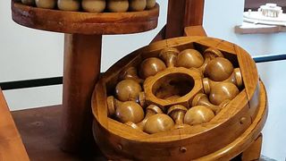 Replica of Leonardo da Vinci's ball bearing: The inventor used wooden balls. Spacers prevent the balls from rubbing against each other. (Source: Capricornis crispus)