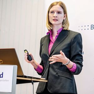 „Aus Sicht des BV-Med ist eine Ausweitung des Geltungsbereichs auch auf die Medizinprodukte der Klassen IIb und III erforderlich, um den Möglichkeiten Rechnung zu tragen, die digitale Gesundheitslösungen zur Verbesserung der Patientenversorgung und des Versorgungsprozesses bieten“, sagt Natalie Gladkov, Referentin für digitale Medizinprodukte beim BV-Med zum DVG.
