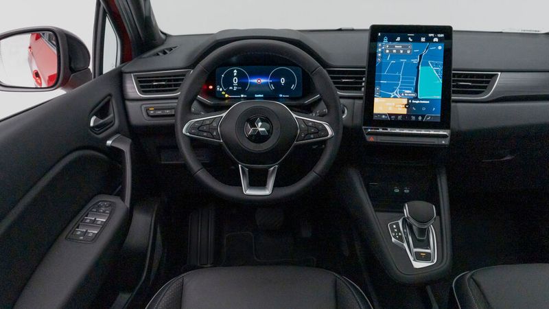 Das Infotainment-System wird über den 10,4-Zoll großen Touchscreen gesteuert, der Fahrer blickt je nach Version durchs Lenkrad auf ein entweder 7 oder 10 Zoll großes Kombiinstrument. (Bild: Mitsubishi)