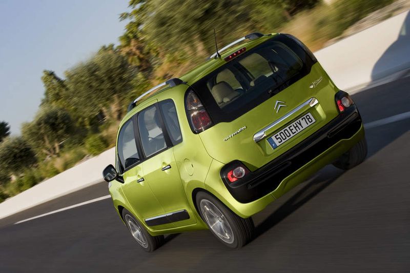 Die abgerundeten Ecken und Kanten der Heckansicht erinnern an einen Würfel. (Archiv: Vogel Business Media)