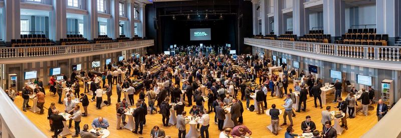 Zwischen den Vorträgen gab es Kaffee- und Essenspausen und viel Zeit für Diskussionen sowie für den Besuch der Hersteller-Stände. (Bild: Valentin Diehl)
