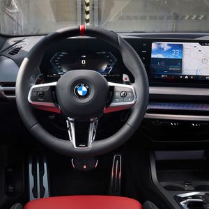 Im Cockpit zieht das „Curved Display“ ein.(Bild:  BMw Group)