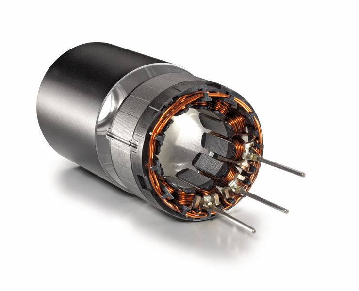 Bild 3: Der Stator aus Stahl wird mit dem Aluminiumgehäuse verklebt. Bild: Delo (Archiv: Vogel Business Media)