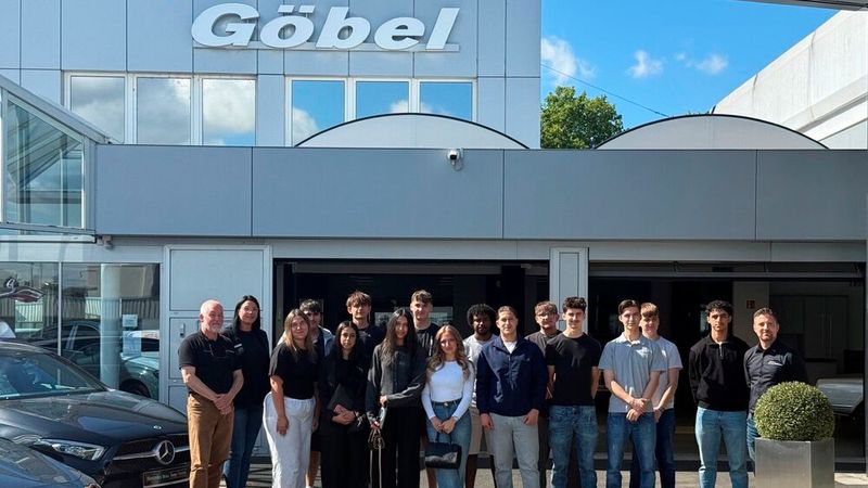 Mit Freude begrüßte die Heinrich Göbel in Neu-Isenburg zum Start des neuen Ausbildungsjahres 16 Nachwuchskräfte im Unternehmen. Von ihnen beginnen zehn Auszubildende ihre Laufbahn als Kfz-Mechatroniker für Pkw und Nutzfahrzeuge, während drei Nachwuchskräfte den kaufmännischen und einer den Lager-Bereich verstärken. Geschäftsführer Stefan Göbel begrüßte gemeinsam mit Holger Hunkel, Ausbildungskoordinator, sowie Vertretern der Geschäftsleitung, den Centerleitern und Werkstattleitern die jungen Mitarbeiter und unterstrich er die Bedeutung einer qualifizierten Ausbildung für das Unternehmen und die gesamte Branche.  (Bild: Autohaus Göbel)