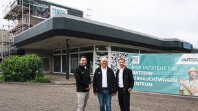 Freuen sich über die Erweiterung des Hauptsitzes (von links): GW-Verkaufsleiter Jannik Herrchen, Autohaus-Chef Jürgen Mattern und Verkaufsleiter Marius Mattern.  (Bild: Auto Mattern)