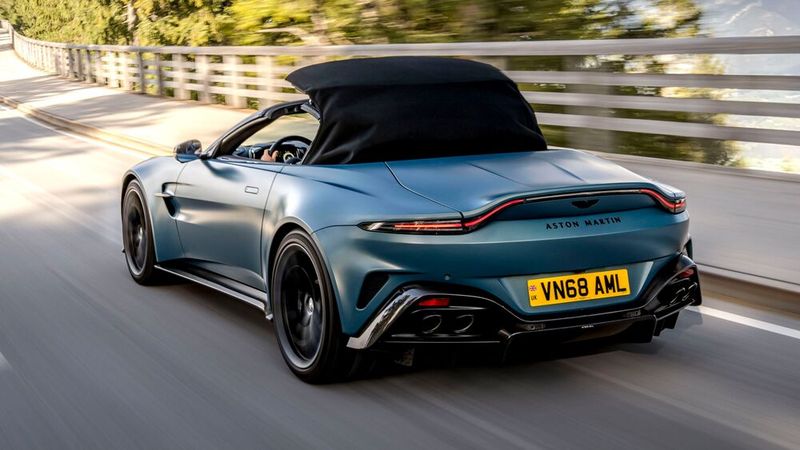 Laut Aston Martin öffnet sich das achtfach isolierte „schnellste Faltdach auf dem Markt“ in 6,8 Sekunden und bis Tempo 50. (Bild: Aston Martin)