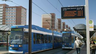 Deutlich ausgebauter ÖPNV und niedrige Preise: die beiden wichtigsten Argumente, damit mehr Menschen auf ein eigenes Auto verzichten. (Bild: Hansestadt Rostock/Fotoagentur Nordlicht)