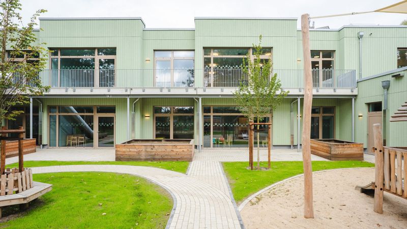 Kita „Zauberwelt“ in Heiligenhaus: Das moderne und nachhaltige Gebäude zeichnet sich durch eine Kombination aus Holzrahmen- und Massivbauweise aus.   (Bild:  Plansite)