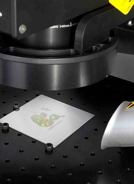 Die Laserbearbeitungsmaschine Pulsaris 300 von Lang kann aber auch bei der Herstellung von Werkzeugen für Sicherheitspapiere genutzt werden. (Bild: Lang)