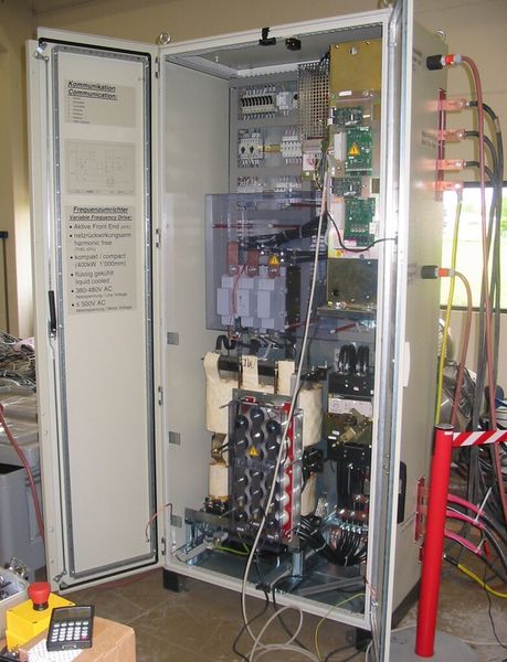 Die Motoren werden mit dem dazugehörigen Frequenzumrichter in einem kompletten Schaltschrank sowie auf Wunsch mit weiterem Zubehör, wie Schmiergeräten, EMV- und Sinusfiltern, geliefert. (Bild: Kemmerich Elektromotoren)