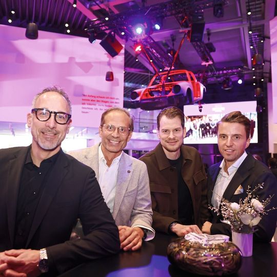 Großer Bahnhof zur Eröffnung des Porsche Zentrums Kassel: (v.l.) Thomas Illner (COO Porsche Deutschland) und der geschäftsführende Gesellschafter der Glinicke Automobil Holding, Florian Glinicke, mit dem Moderator des Eröffnungsabends Dennis Heyn sowie Fabian Hottenrott, Geschäftsführer im Porsche Zentrum Kassel.(Bild:  Ulf Schaumlöffel)