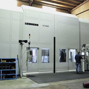 Die Liebherr LC 4000 mit riesigen Dimensionen  für riesige Verzahnungen.