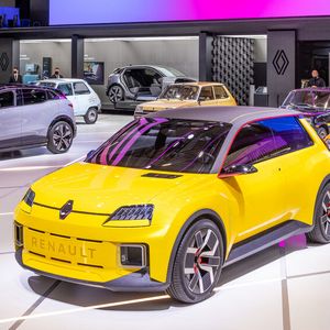 Ein wichtiger Elektroaufschlag erfolgt in der zweiten Jahreshälfte 2023 mit dem Debüt des Serien-R5, eine knackig designte Hommage an den legendären Kleinwagen aus den 70ern.(Bild:  copyright obligatoire:olivier MARTIN GAMBIER)