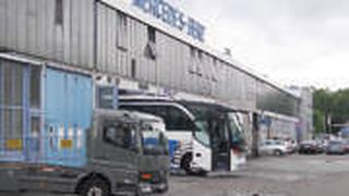 Die Werkstatt der Mercedes-Benz-Niederlassung hat 18 Tore. Davon sind drei für Busse vorgesehen. Fotos: Lauer (Archiv: Vogel Business Media)
