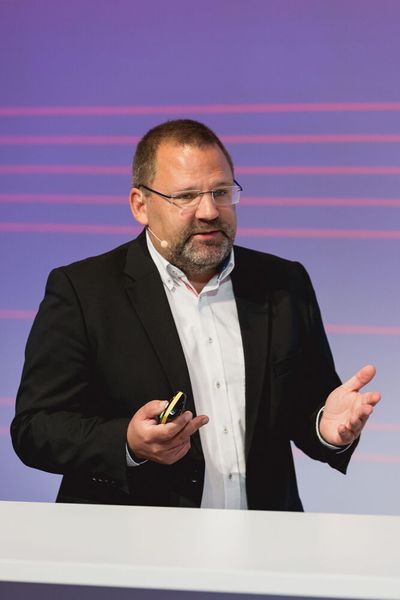 Der EMS-Tag 2024 in Würzburg bringt die Branche an einen Tisch, an dem Ideen und Lösungsansätze für Multikrisen diskutiert werden. (Bild: Stefan Bausewein)